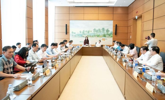 Toàn cảnh phiên thảo luận tại Tổ 3. Ảnh: Lâm Hiển