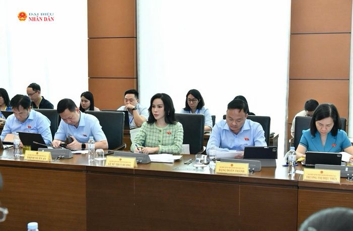 Các đại biểu tham dự thảo luận tại Tổ 4. Ảnh: Lâm Hiển