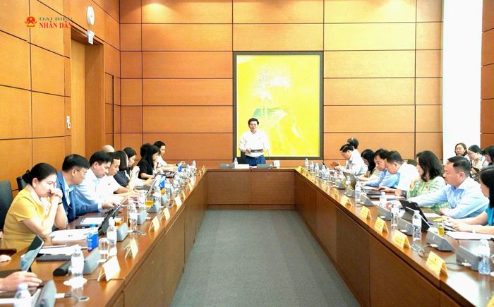 Quang cảnh thảo luận tại Tổ 4. Ảnh: Lâm Hiển