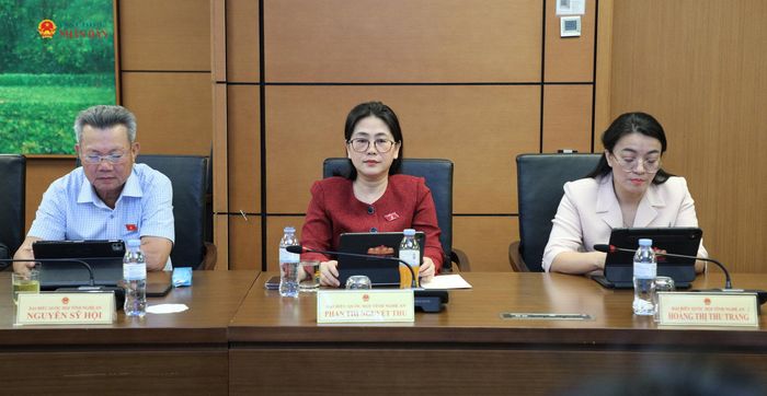 Các ĐBQH tỉnh Nghệ An dự thảo luận tại tổ