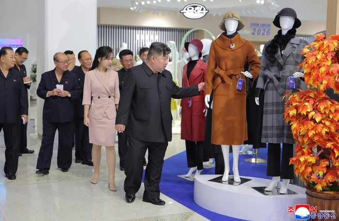 Ông Kim Jong Un xem xét xác sản phẩm tại triển lãm. Ảnh: KCNA