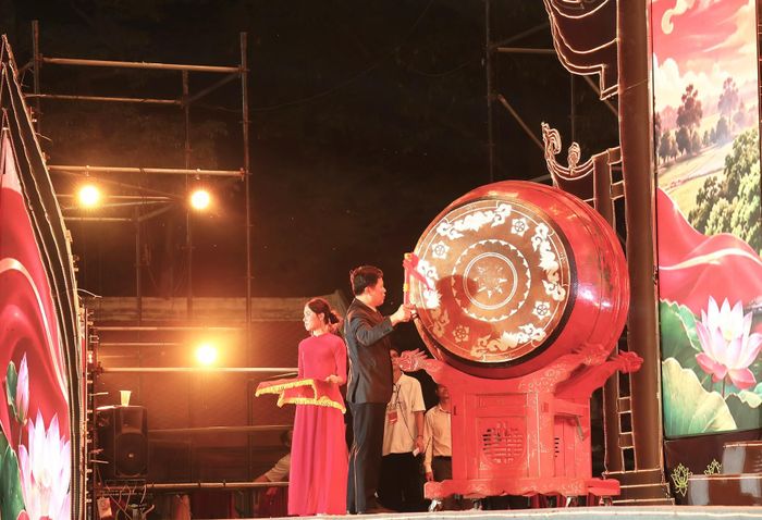 Ông Trần Quốc Toản, Phó Bí thư Thường trực Tỉnh ủy, Chủ tịch Ủy ban MTTQ Việt Nam tỉnh Hưng Yên khởi trống khai hội chùa Keo mùa Thu năm 2026. Ảnh: Phòng VHXH xã Vũ Tiên.
