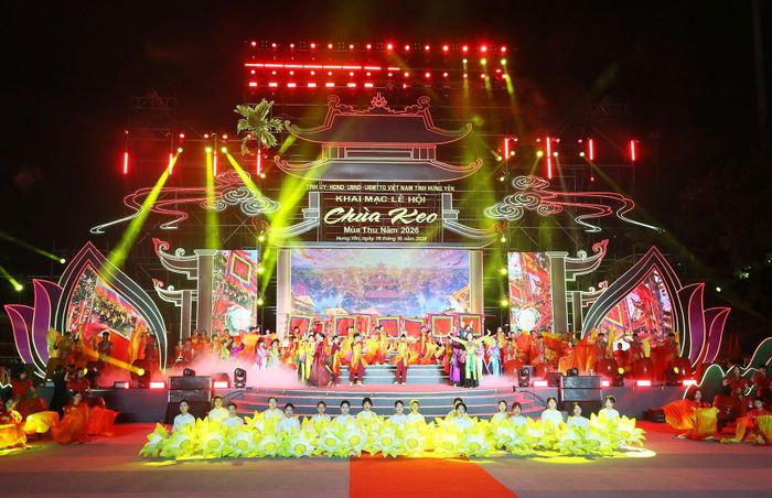Tại buổi khai mạc lễ hội đã diễn ra chương trình nghệ thuật đặc sắc gồm ba chương: “Huyền tích ngàn năm”, “Di sản lưu truyền” và “Uy linh tỏa sáng”. Ảnh: Phòng VHXH xã Vũ Tiên.