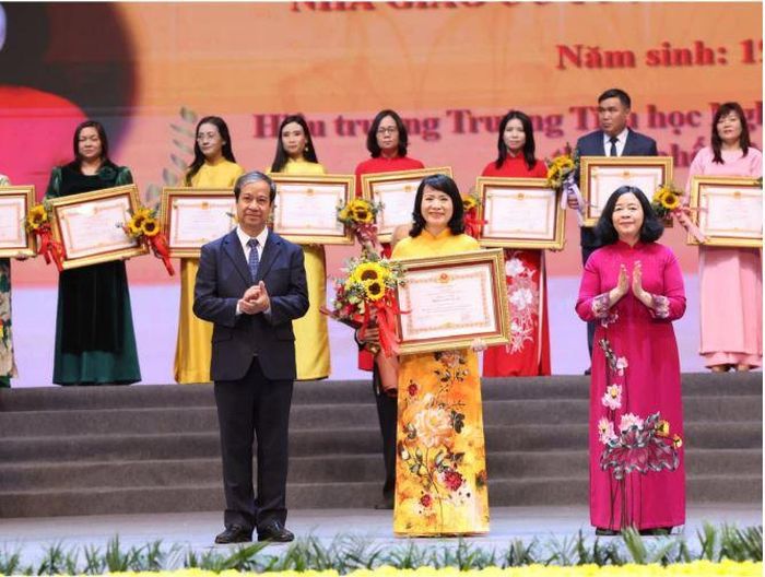 Nhà giáo Ưu tú Nguyễn Thị Bích Nga, Bí thư Đảng bộ, Hiệu trưởng Trường Tiểu học Nghĩa Tân