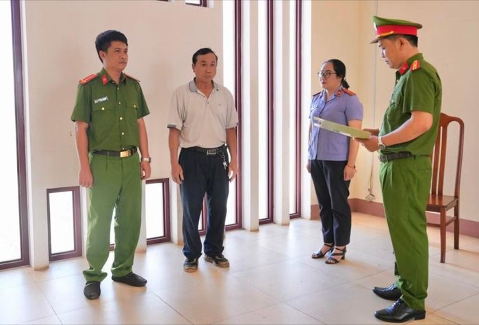 Công an Gia Lai đọc quyết định khởi tố bị can Nguyễn Thanh Quang. Ảnh CAGL