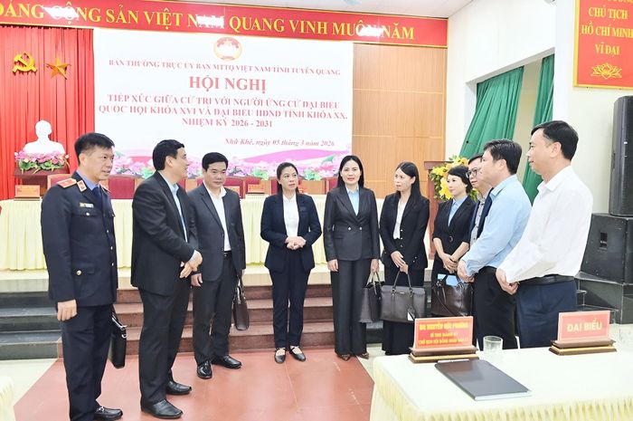 Phó Bí thư Thường trực Tỉnh ủy Tuyên Quang Lê Thị Kim Dung cùng các đại biểu trao đổi với lãnh đạo xã Nhữ Khê về công tác chuẩn bị bầu cử