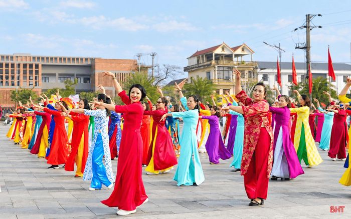 Phụ nữ duyên dáng trong những tà áo dài rực rỡ, cùng tham gia đồng diễn, lan tỏa tinh thần vui khỏe và gắn kết cộng đồng.