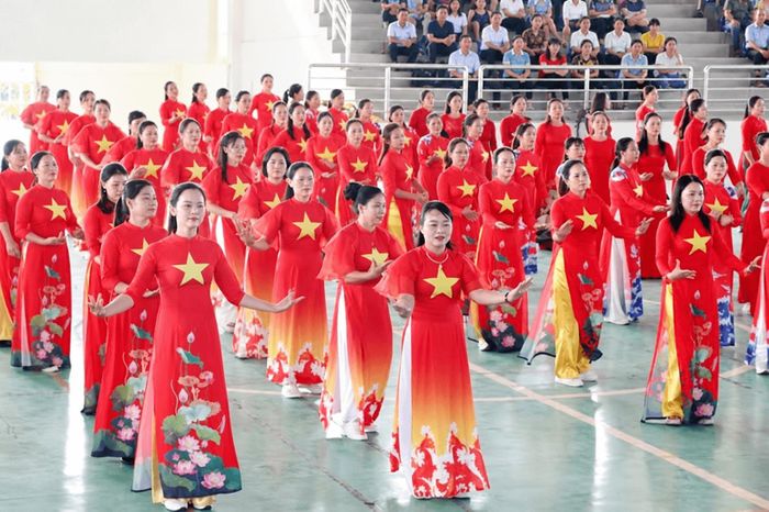 Đồng diễn áo dài tạo không khí vui tươi, tôn vinh vẻ đẹp phụ nữ Việt Nam
