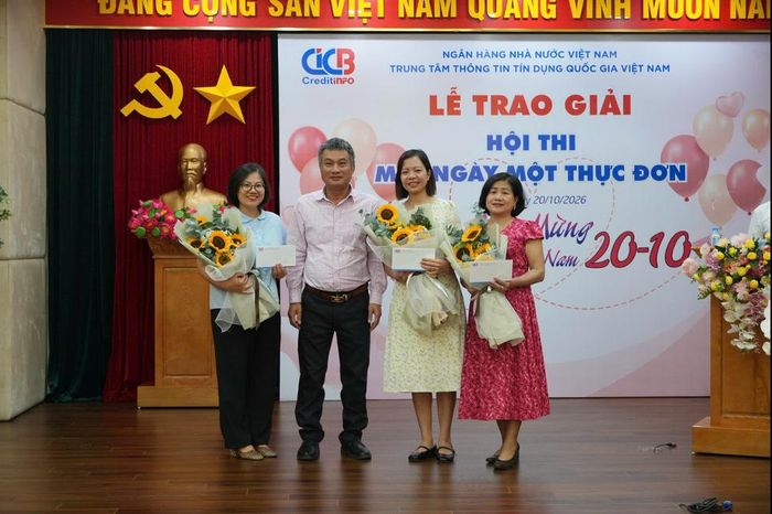 Trao giải Tổ Nữ công đạt giải Ba