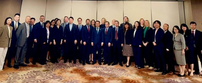 Phó Thống đốc Nguyễn Ngọc Cảnh, Thứ trưởng Bộ Ngân khố Hoa kỳ Jonathan Greenstein, phụ trách tài chính quốc tế cùng các đại biểu chụp ảnh lưu niệm