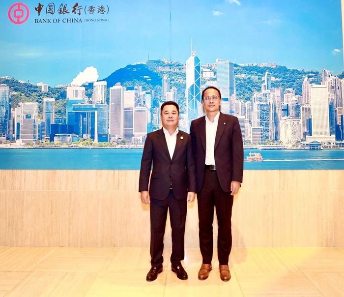 Phó Thống đốc Nguyễn Ngọc Cảnh cùng Phó Tổng Giám đốc Điều hành Wang Huabin chụp ảnh lưu niệm trong khuôn khổ chuyến thăm tới BOCHK