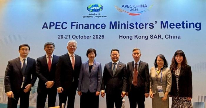 Phó Thống đốc Nguyễn Ngọc Cảnh và Bà Zou Jiayi, Chủ tịch Ngân hàng Đầu tư Hạ tầng Châu Á cùng đoàn AIIB chụp ảnh lưu niệm