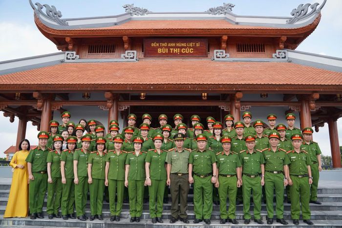 Các đại biểu tham dự chương trình.