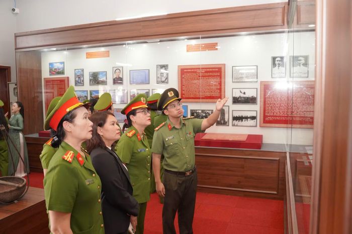 Các đại biểu tham quan khu lưu niệm.