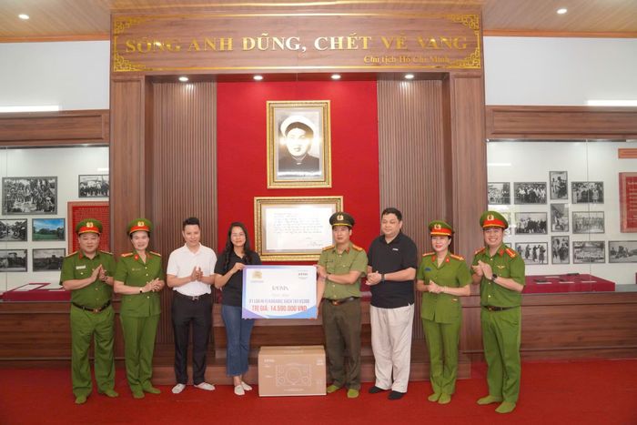 Đại diện Đoàn công tác Bộ Tư lệnh CSCĐ và đơn vị đồng hành trao tặng nguồn lực cho Ban Quản lý Khu lưu niệm.