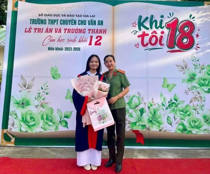 Những "người mẹ thứ hai" ở Chi hội phụ nữ Công an phường Bồng Sơn (tỉnh Gia Lai) dự Lễ tri ân và trưởng thành của con Nguyễn Thị Cẩm Tú.