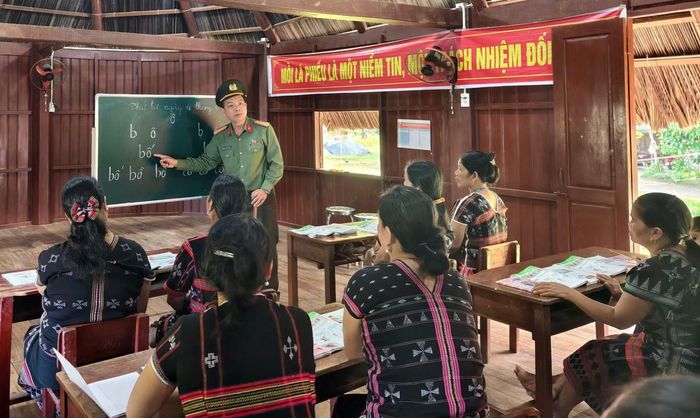 Cán bộ Công an xã biên giới Avương lên lớp dạy tiếng Việt cho đồng bào Cơ tu.