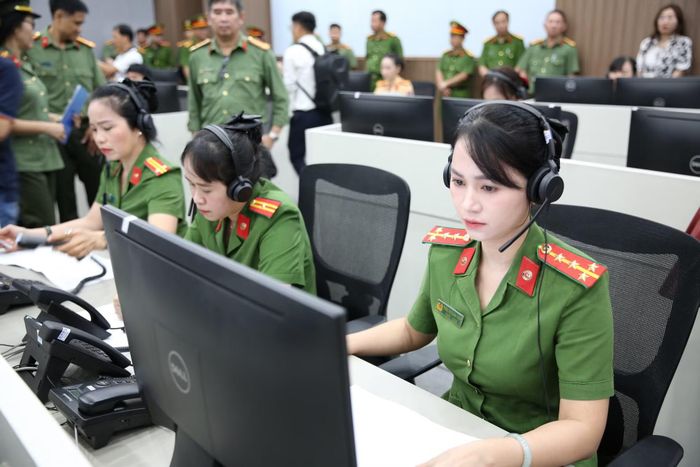 Ban giám đốc Công an TP Hồ Chí Minh cùng các đại biểu tham quan Trung tâm Thông tin chỉ huy Công an thành phố; theo dõi trình diễn quy trình tiếp nhận, xử lý tin báo khẩn cấp.