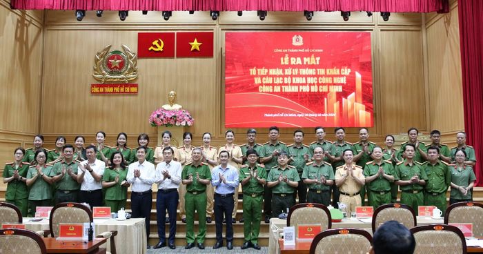 Ban giám đốc Công an TP Hồ Chí Minh cùng các đại biểu tại buổi lễ.
