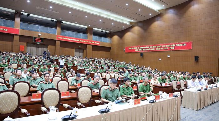 Các đại biểu tham dự lễ.