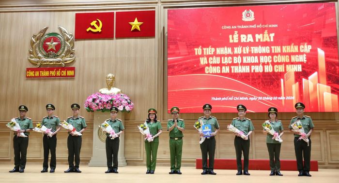 Lãnh đạo Công an TP Hồ Chí Minh tặng hoa chúc mừng Tổ công tác liên ngành trực ban Tổng đài 113, 114 và Ban chủ nhiệm Câu lạc bộ Khoa học Công nghệ.