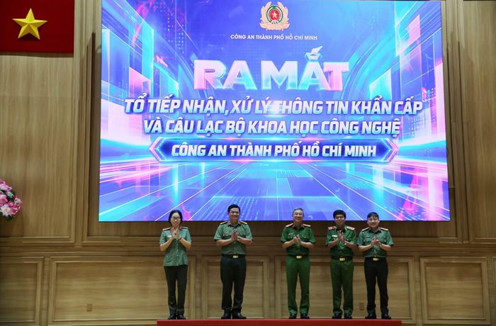 Ban giám đốc Công an TP Hồ Chí Minh thực hiện nghi thức nhấn nút kích hoạt ra mắt Tổ công tác liên ngành trực ban tổng đài 113, 114 và Ban chủ nhiệm Câu lạc bộ Khoa học Công nghệ.