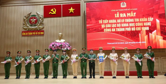 Ban giám đốc Công an TP Hồ Chí Minh trao Quyết định thành lập Tổ tiếp nhận, xử lý thông tin khẩn cấp và Quyết định thành lập Câu lạc bộ Khoa học Công nghệ Công an thành phố.