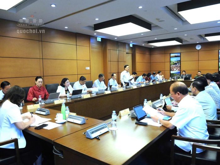 Các đại biểu thảo luận tổ.