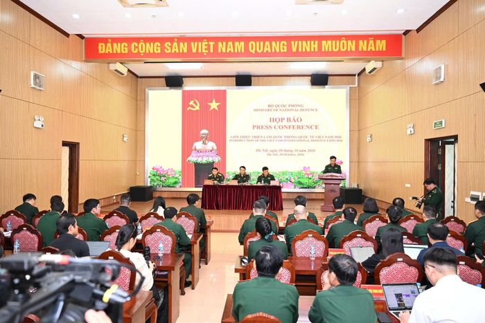 Quang cảnh buổi họp báo.