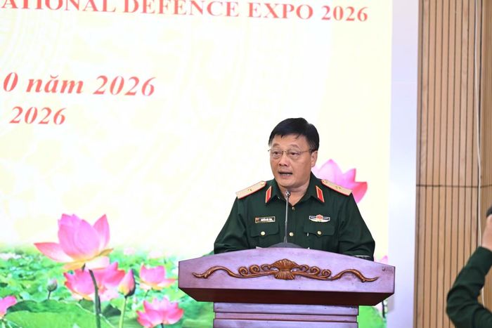 Thiếu tướng Nguyễn Đức Tăng, Phó Chính ủy Tổng cục Công nghiệp quốc phòng phát biểu tại buổi họp báo.