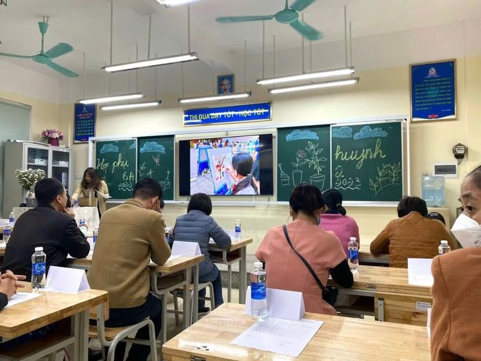 Một buổi họp phụ huynh của cha mẹ học sinh khối 6 (ảnh minh họa).
