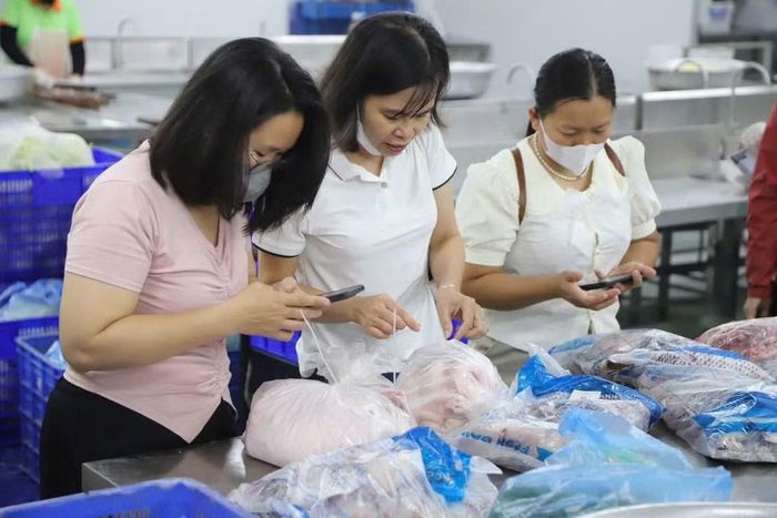 Phụ huynh tham gia kiểm soát thực phẩm đầu vào tại bếp ăn trường học.