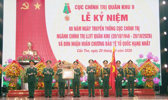  Thừa ủy quyền của Chủ tịch nước, Thượng tướng Nguyễn Văn Gấu trao Huân chương Bảo vệ Tổ quốc hạng Nhất tặng Cục Chính trị Quân khu 9. 