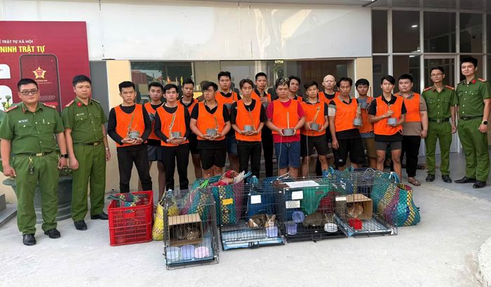 Phòng Cảnh sát hình sự phối hợp với Công an xã Đông Thạnh bắt giữ 12 đối tượng trong đường dây bắt trộm, tiêu thụ khoảng 2.700 con mèo các loại (đầu tháng 10 vừa qua).