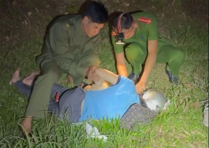 Công an xã Việt Hồng kịp thời phát hiện người phụ nữ bị tai nạn giao thông trong quá trình tuần tra ban đêm.