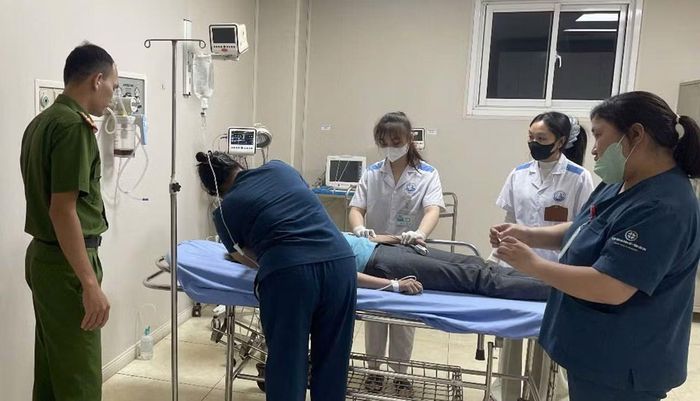 Nạn nhân được khẩn trương đưa đến bệnh viện cấp cứu.