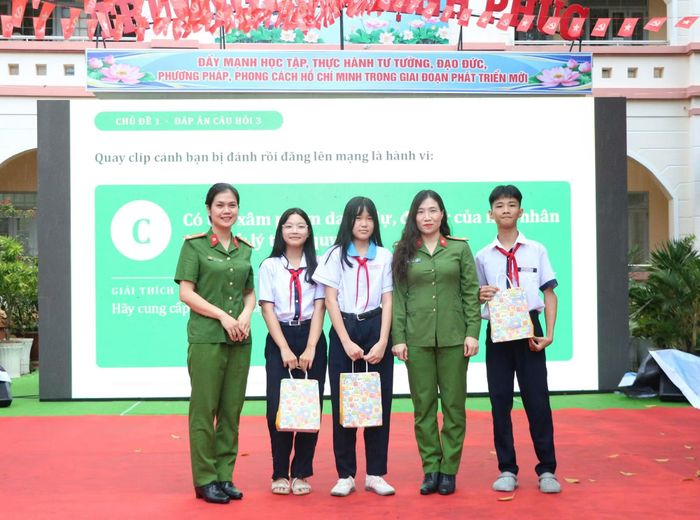 Đại diện các đơn vị trao quà cho các em học sinh có hoàn cảnh khó khăn.