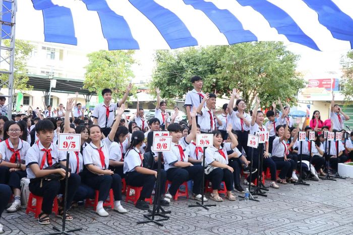 Trung tá Trương Văn Quốc, Trưởng Ban Thanh niên Công an tỉnh An Giang tuyên truyền kiến thức pháp về phòng, chống bạo lực học đường.
