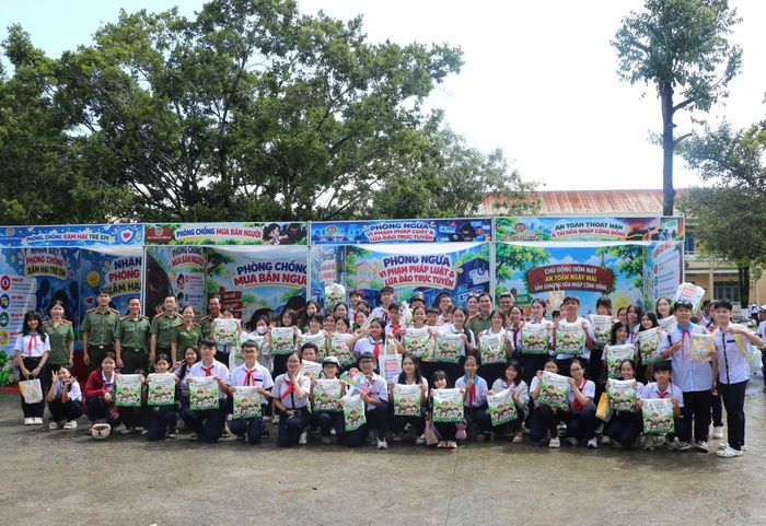 Các đại biểu tham dự chương trình chụp ảnh cùng các em học sinh.