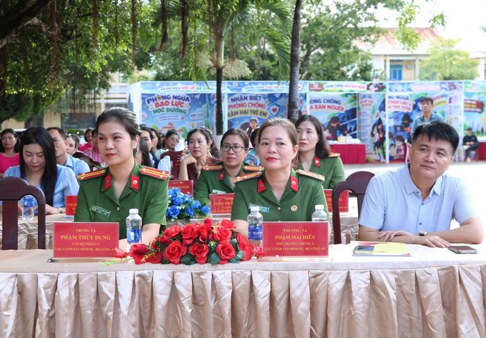 Các đại biểu tham dự chương trình.