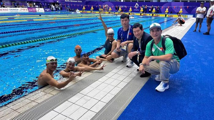 Chủ tịch Ủy ban Paralympic Việt Nam Huỳnh Vĩnh Ái thăm hỏi, động viên đội tuyển bơi Người khuyết tật Việt Nam. (Ảnh: Đoàn Thể thao người khuyết tật Việt Nam)