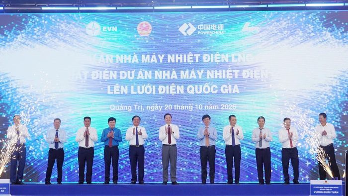 Các đại biểu đã bấm nút khởi công dự án Nhà máy Nhiệt điện LNG Quảng Trạch II.