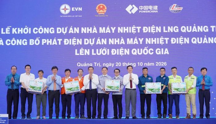 Lãnh đạo địa phương và các cơ quan chức năng liên quan tặng quà động viên các đơn vị tham gia thi công Dự án nhà máy nhiệt điện LNG Quảng Trạch II.