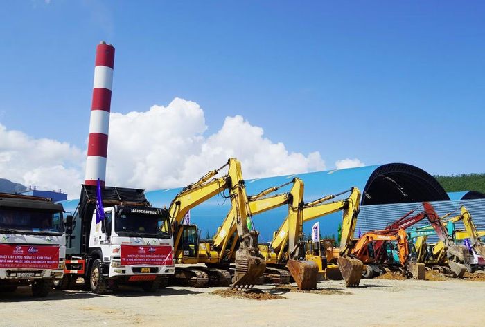 Các đơn vị thi công cùng các phương tiện máy móc làm lễ khởi công.