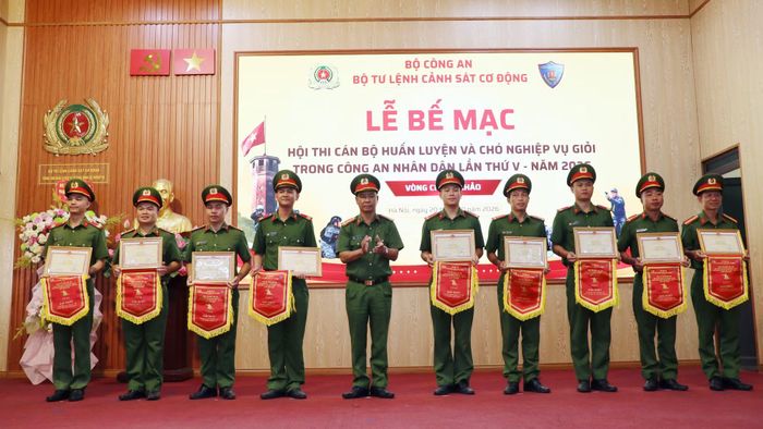 Đại tá Phạm Hữu Thinh trao giải cho đại diện các đơn vị đạt thành tích xuất sắc trong hội thi.