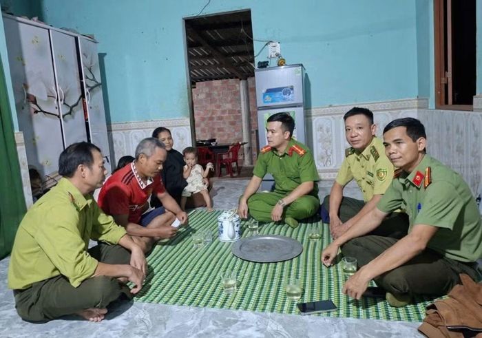 Lực lượng Công an, kiểm lâm tuyên truyền người dân ở các thôn, bản chủ động bảo đảm ANTT, bảo vệ rừng Bạch Mã.
