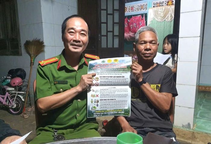 Đến tận nhà dân phát tờ rơi tuyên truyền bảo vệ rừng VQG Bạch Mã.