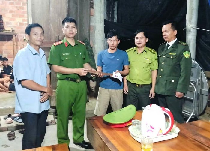 Cán bộ Công an xã cùng với lực lượng kiểm lâm đến nhà dân vận động giao nộp các loại vũ khí thô sơ và tuyên truyền bảo vệ rừng.