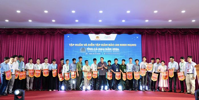 Ban tổ chức tặng cờ lưu niệm các đội tham gia diễn tập.