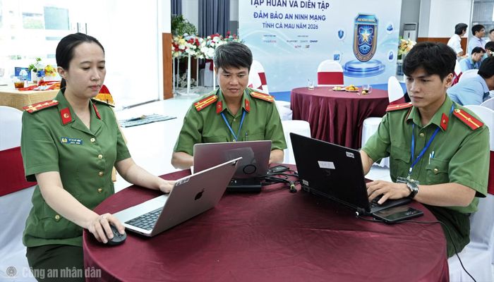 Ban giám khảo theo dõi điểm số của các đội.